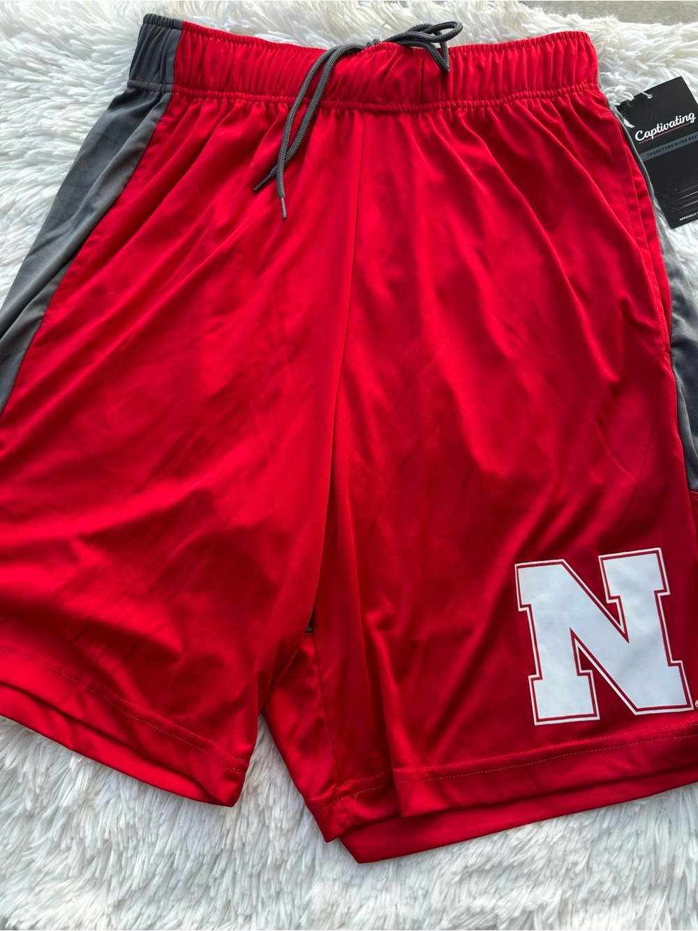 Captivating Red Men's Athletic Shorts with Contrast Panels size small